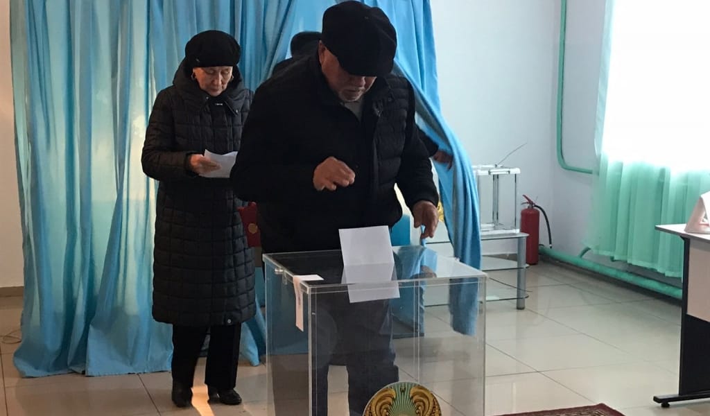 АЛАКӨЛ АУДАНЫНЫҢ ӘКІМІ АТА-АНАСЫМЕН КЕЛІП ДАУЫС БЕРДІ