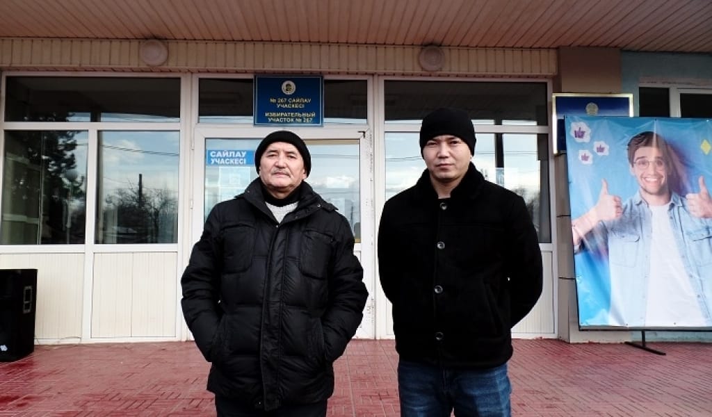 САЙЛАУҒА КЕЛГЕН ӘКЕ МЕН БАЛА: "БАЗАРДА ЖҰМЫС ІСТЕЙМІЗ, ЖЕКЕ КӘСІПКЕРМІЗ"