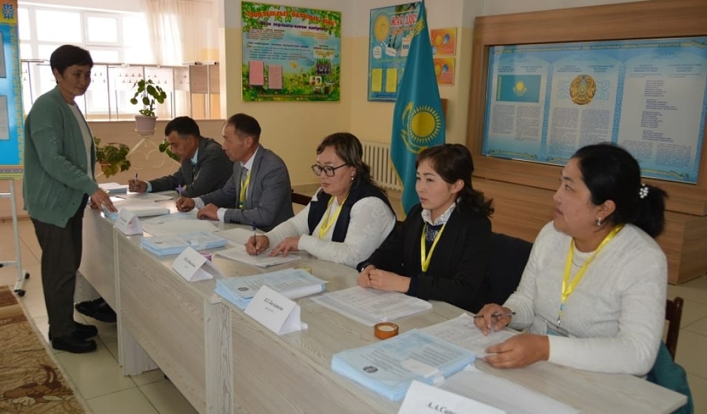 САРЫЖАЗ АУЫЛЫНДАҒЫ САЙЛАУ УЧАСКЕСІНДЕ ХАЛЫҚ ӘНДЕРІ ШЫРҚАЛЫП ТҰР