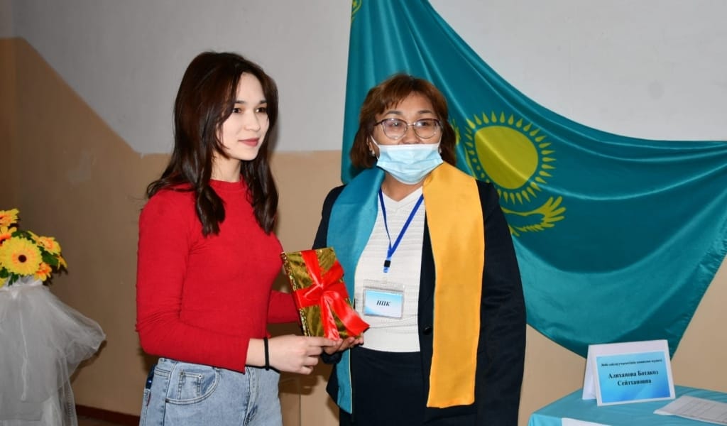 "АЛҒАШҚЫ САЙЛАУЫМ": 18-ГЕ ЖАҢА ТОЛҒАН БОЙЖЕТКЕН ДАУЫС БЕРДІ