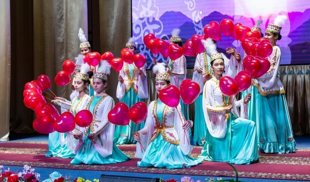 ШАМАЛҒАНДА МЕКТЕП ОҚУШЫЛАРЫ ҚЫСҚЫ КИІММЕН ҚАМТЫЛДЫ - ҚАЙЫРЫМДЫЛЫҚ