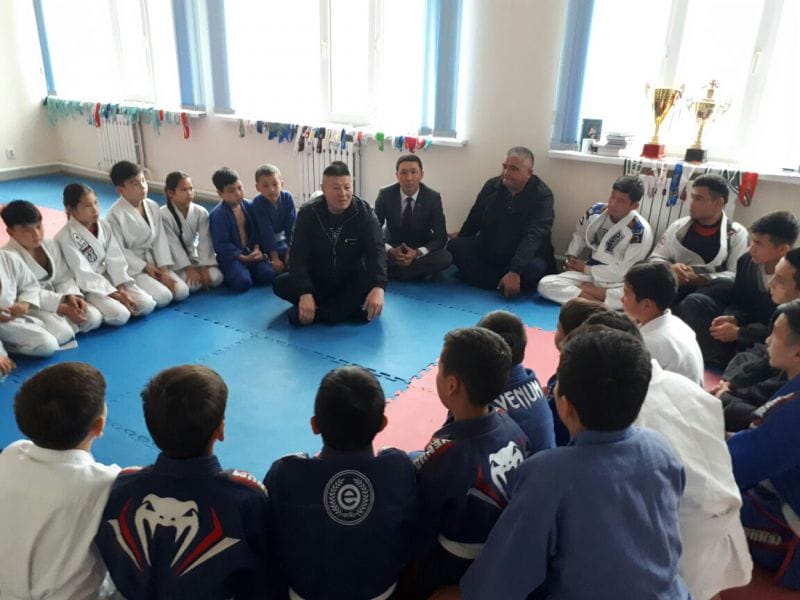 ЖАС СПОРТШЫЛАРМЕН КЕЗДЕСТІ