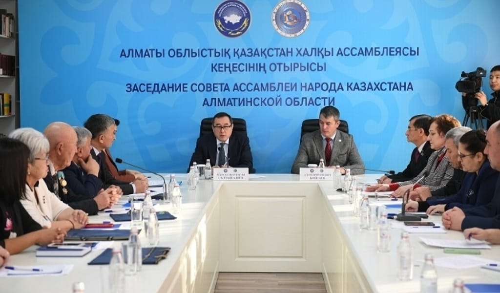 ҚОНАЕВ ҚАЛАСЫНДА АССАМБЛЕЯНЫҢ ЖАҢА ТҰЖЫРЫМДАМАСЫ ТҮСІНДІРІЛДІ