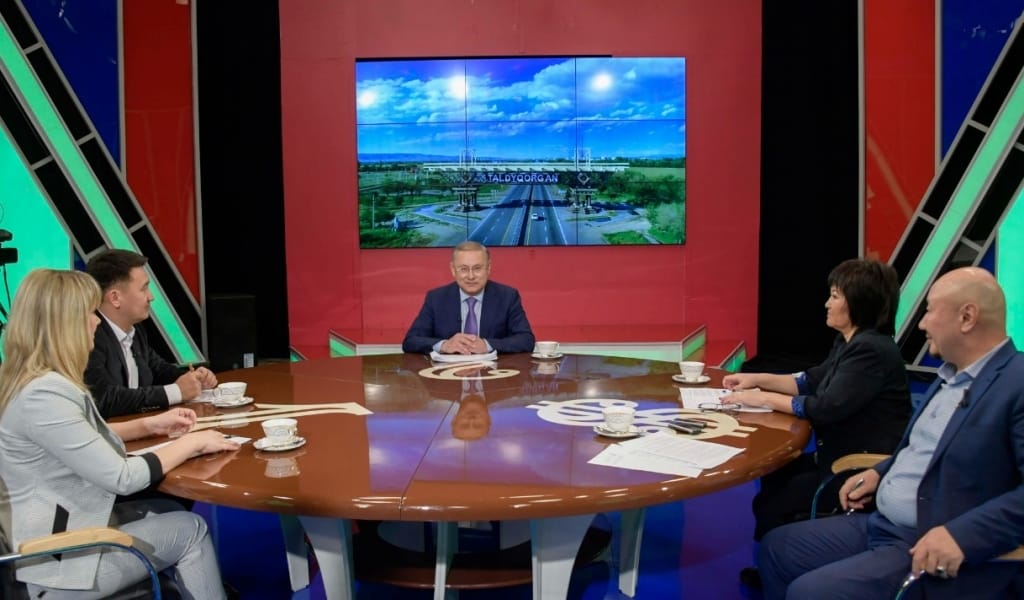 ЖЕТІСУ ЖЕРІНІҢ ЖЕТІСТІГІ МЕН МЕЖЕЛЕНГЕН МІНДЕТТЕРІ. ОБЛЫС ӘКІМІ ЖУРНАЛИСТЕРГЕ СҰХБАТ БЕРДІ