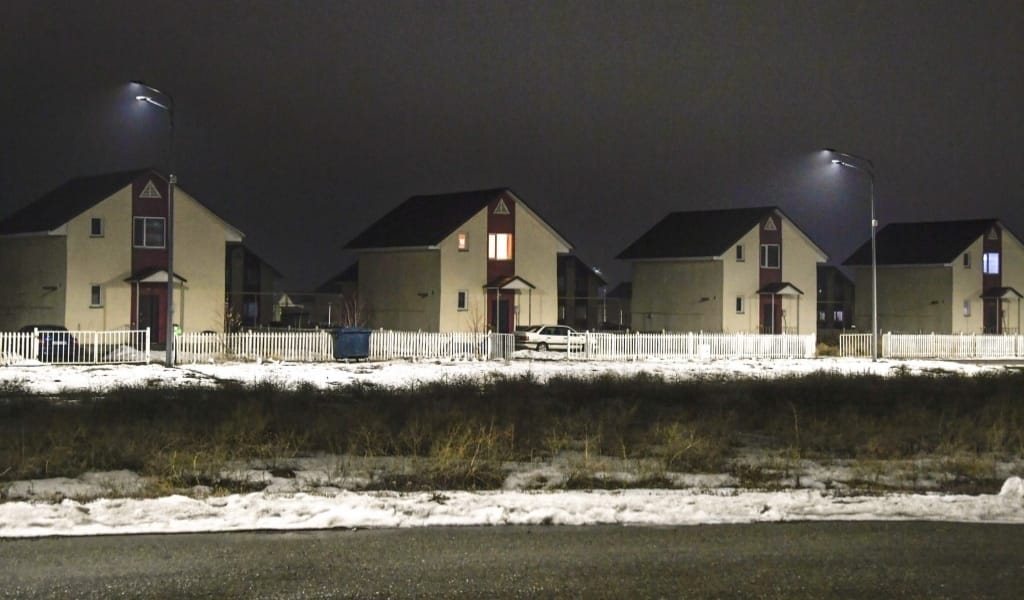 "ШАТЫРЫНАН СУ СОРҒАЛАП ТҰР". "БЕРЕКЕ" КОТЕДЖ ҚАЛАШЫҒЫНДАҒЫ ҮЙЛЕРДІҢ САПАСЫ СЫН КӨТЕРМЕЙДІ