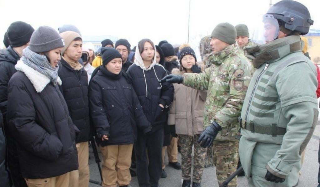 ОҚУШЫЛАР ӘСКЕРИ БӨЛІМГЕ БАРДЫ