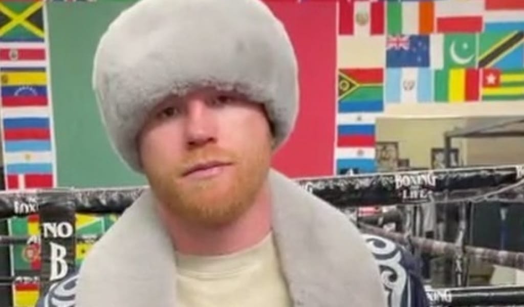 ӘЙГІЛІ БОКСШЫ ҚАЗАҚТЫҢ ШАПАНЫН КИІП ҚҰТТЫҚТАДЫ