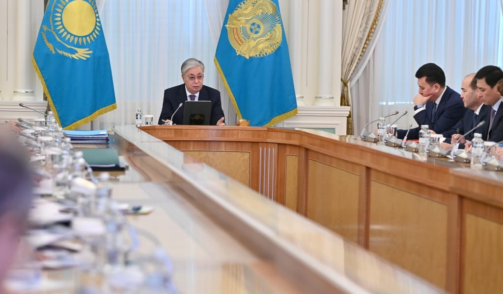 ӘРКІМ ӨЗ БАБАСЫНА ЕСКЕРТКІШ ҚОЯ БЕРСЕ: МЕМЛЕКЕТ БАСШЫСЫ РУШЫЛДЫҚҚА ҚАТЫСТЫ ҚАТТЫ АЙТТЫ