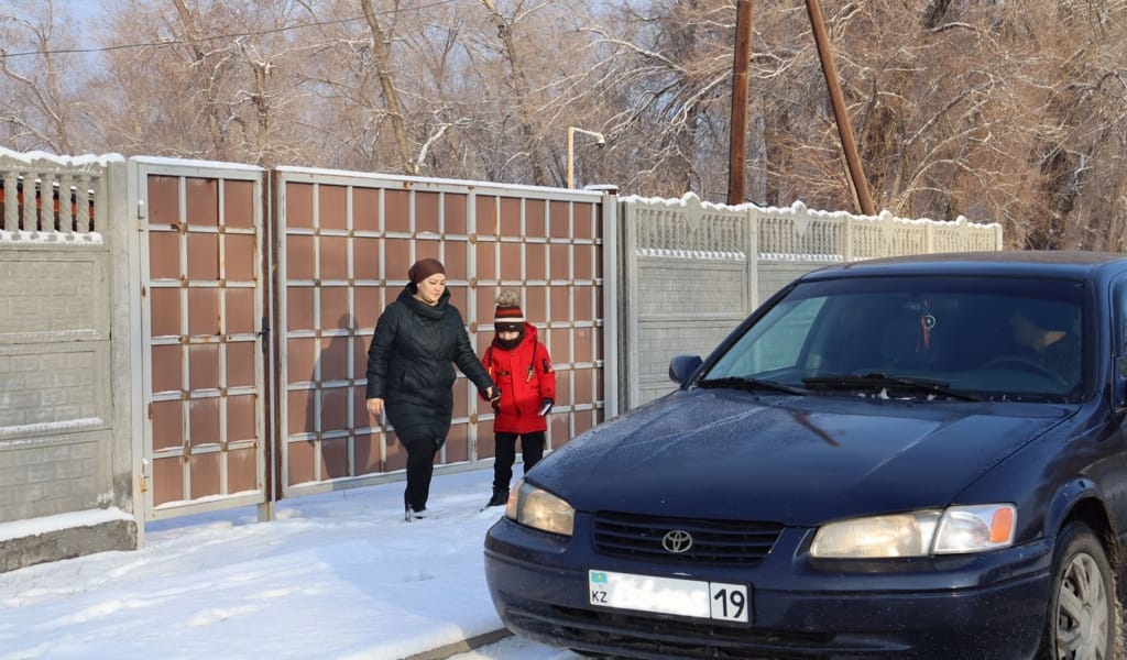 ҮШТӨБЕДЕ ТАКСИ ЖҮРГІЗУШІЛЕРІ САЙЛАУШЫЛАРДЫ ТЕГІН ТАСЫМАЛДАУДА