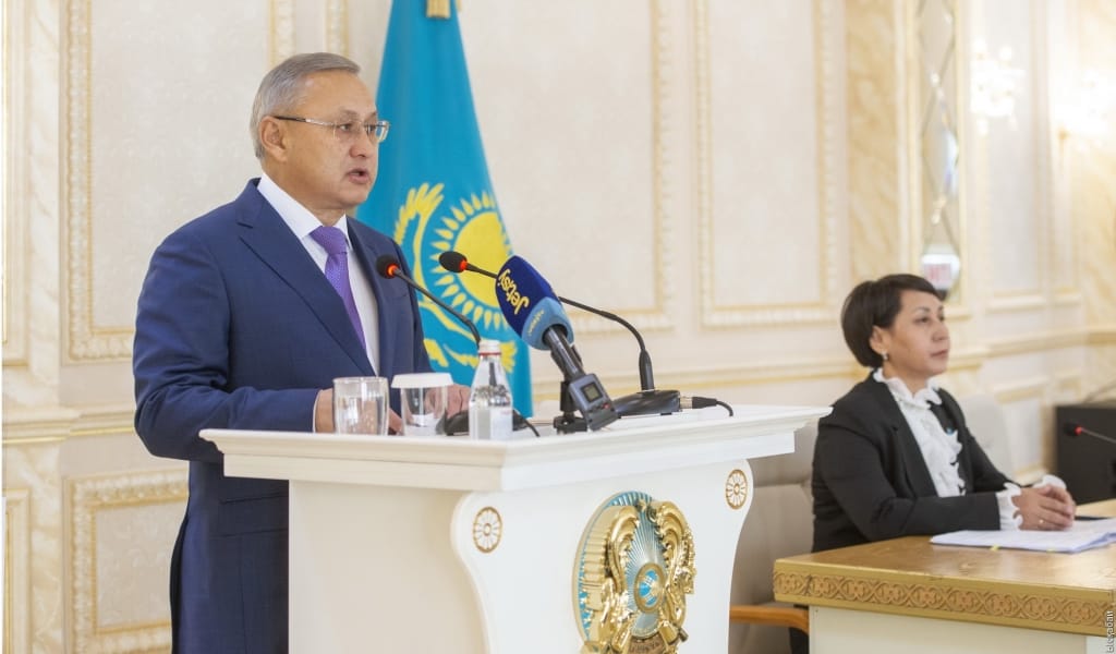 Жаңадан сайланған депутаттарға куәлік пен төсбелгі тапсырылды
