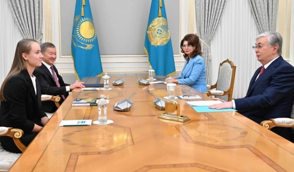 Президент Елена Рыбакинаға нақышталған сағат пен орамал сыйлады