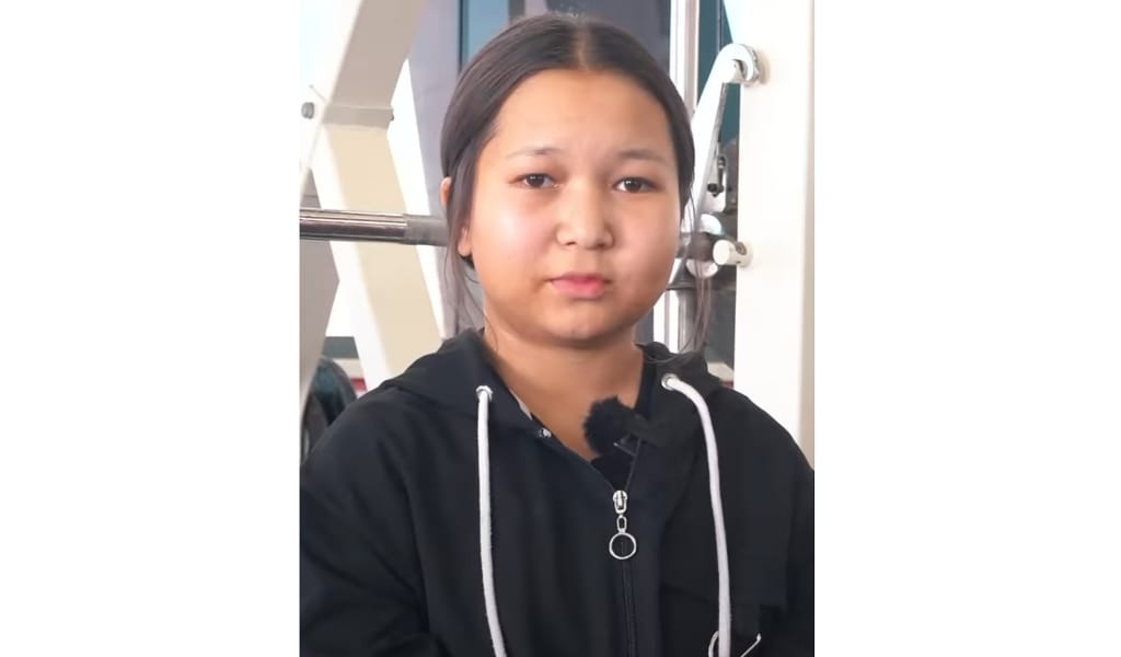 КЕЛЕШЕКТЕ ПАРАЛИМПИАДАНЫҢ ТҰҒЫРЫНДА ТҰРАТЫН ҚЫЗ