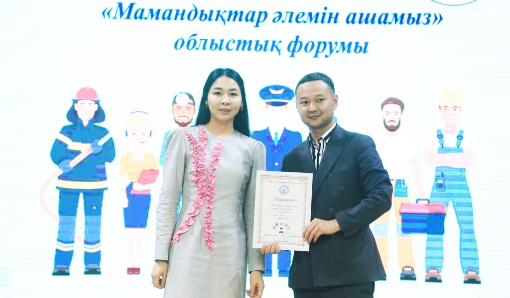 Форум. Қолөнер, сәнді бұйымдары арқылы сынға түсті