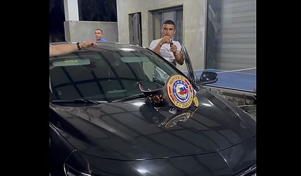 Тамаша! Қазақ боксшысына өзбекстандық кәсіпкер көлік сыйлады