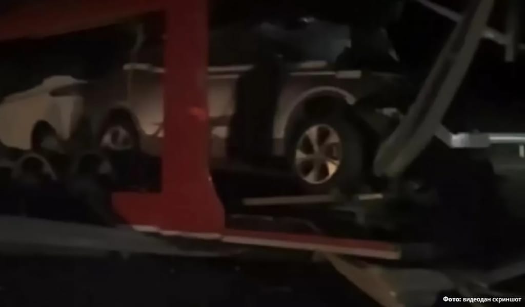 Жетісу облысында Tesla көліктерін тиеген көлік аударылып қалды