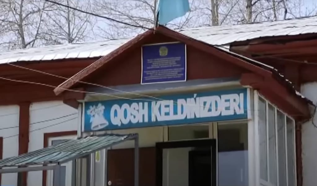Ауыл ұстаздары 200 литрлік бөшкеге су тасып жүр