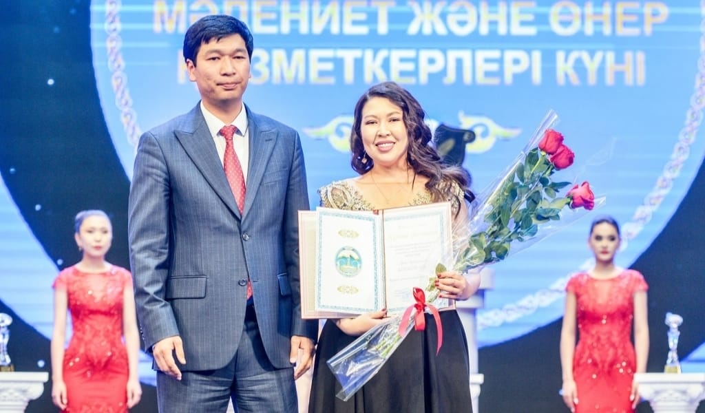 Үздік қызметкерлер мен мәдениет қайраткерлері марапатталды