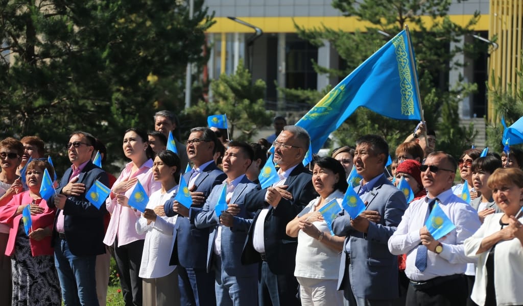 БАҚ өкілдері, қоғамдық даму басқармасы қызметкерлері Гимн орындады