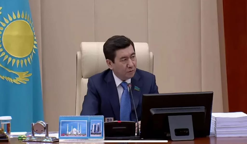 "Қай тілде сұрақ қойылса, сол тілде жауап бер керек": Қошанов орыс тілінде жауап берген министрлік өкілін сынға алды