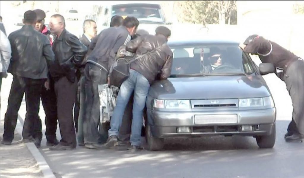 "Күніне 5 мың теңге, кейде 15 мың теңге табамын": Жалданып жұмыс істеу дұрыс па?