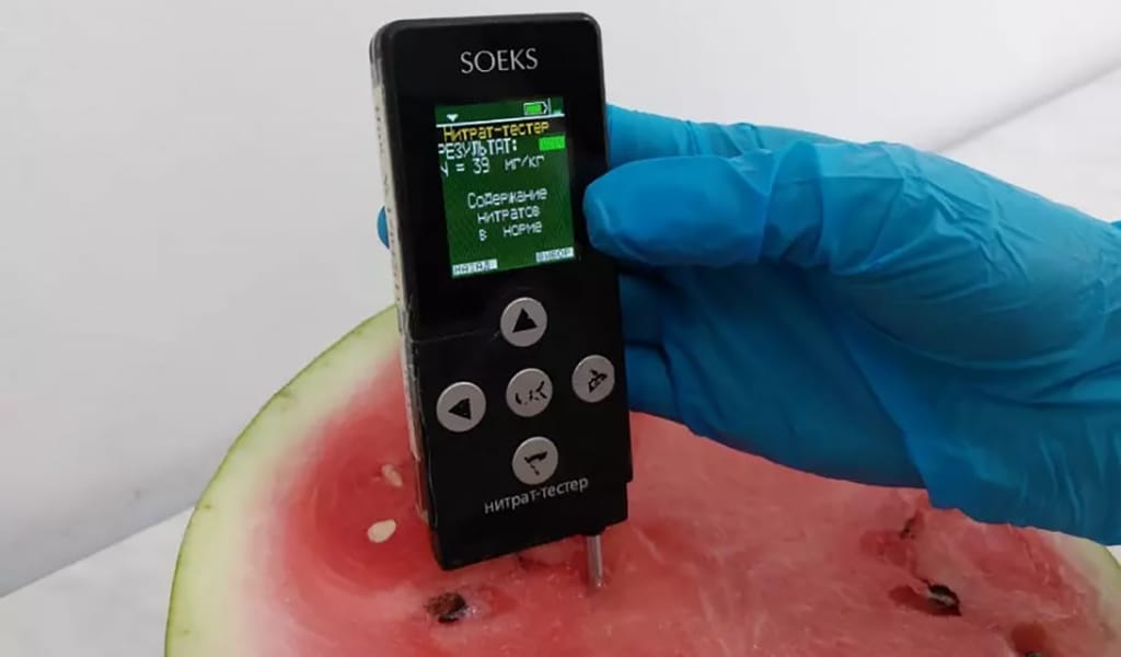 "Адам ағзасына өте қауіпті": Қарбызды қазір жеуге болмайды