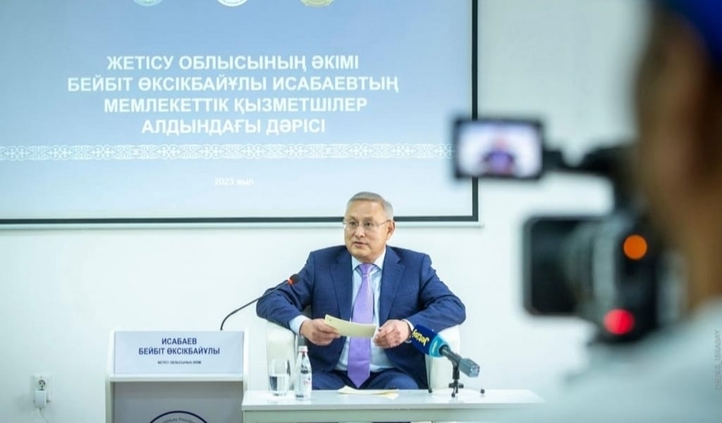 Бейбіт Исабаев мемлекеттік қызметшілермен кездесті