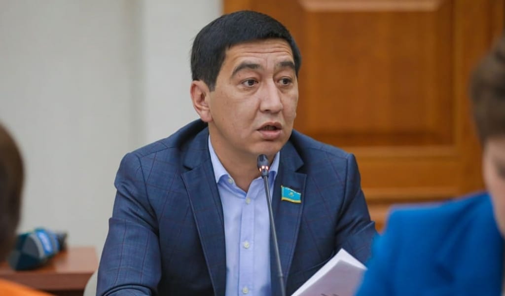 "Үш-ақ жылда": Депутат қазақ тілін мемлекеттік тілге айналдыруды парламенттің жартысы қолдайтынын жеткізді