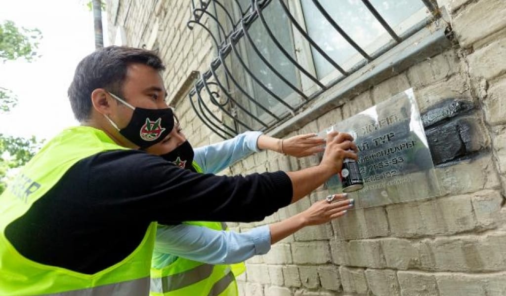 Талдықорғандық полицейлер көшелердегі есірткі жарнамаларын өшіріп жатыр