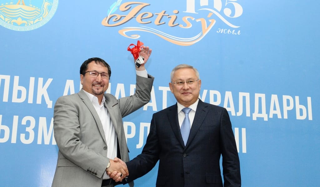 Бейбіт Исабаев «Jetisý» газетіне көлік сыйлады