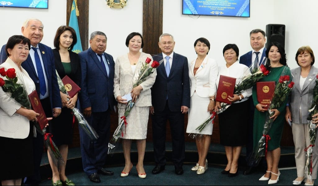 Мемлекеттік қызметшілер марапатталды