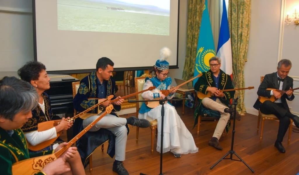 ПАРИЖДЕ ӨТКЕН ДОМБЫРА КҮНІ
