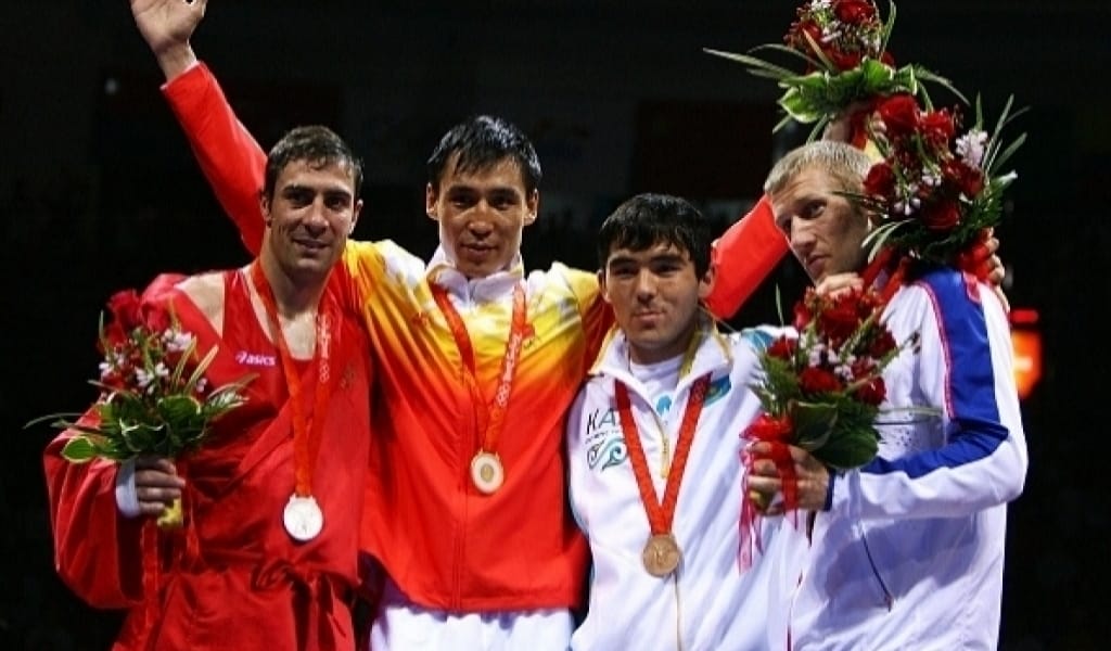 "СПОРТТАН КЕЙІН БАҒАЛАМАЙДЫ". ОЛИМПИАДА ЖҮЛДЕГЕРІ ӨЗ МЕДАЛДАРЫН БІР ОТБАСЫНА БЕРДІ (+ВИДЕО)