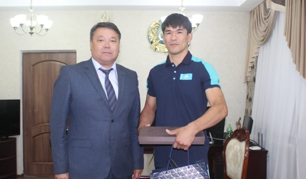 АСЫЛАН АНГЛИЯДА БАҚ СЫНАЙДЫ