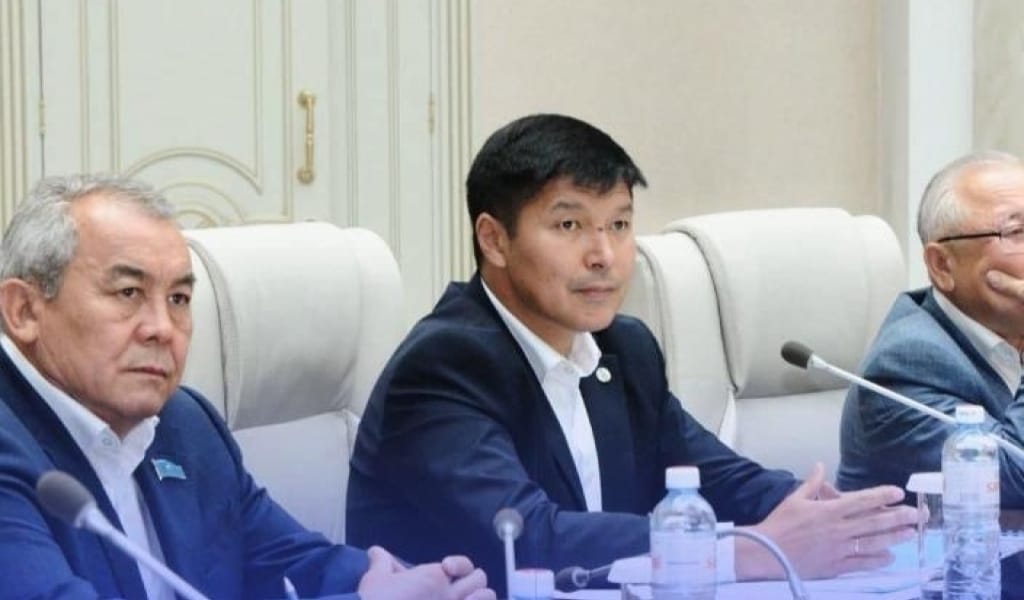 ТАЛДЫҚОРҒАН ҚАЛАСЫНЫҢ ӘКІМІ КӘСІПКЕРЛЕРМЕН КЕЗДЕСТІ. ЗАҢСЫЗ САУДАНЫ БІРЛЕСІП ШЕШУ КЕРЕК