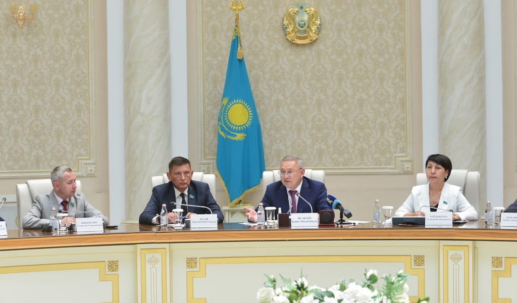 Бейбіт Исабаев ҚР Парламенті депутаттарымен кездесті