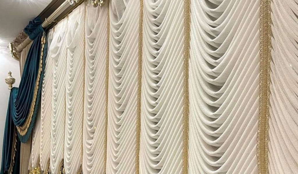 Перде тігетін келіншек