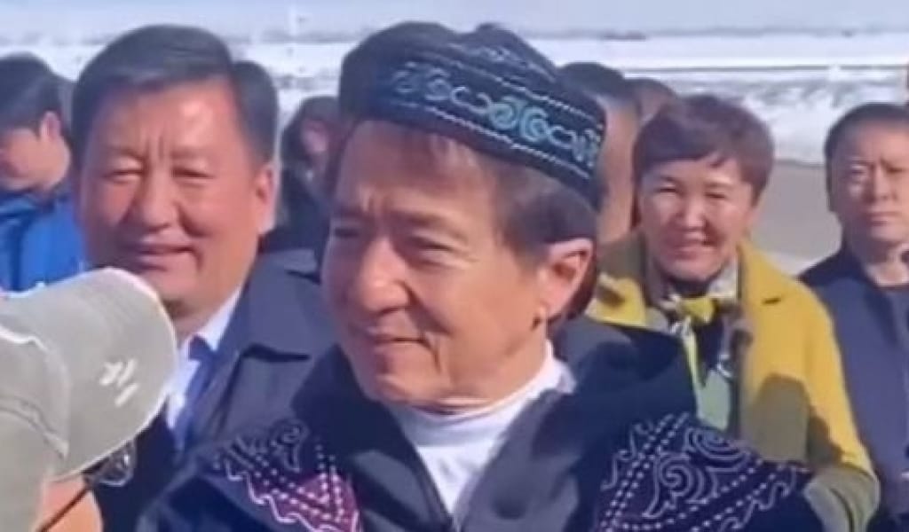Джеки Чан домбыраға қосылып қытайша ән айтты