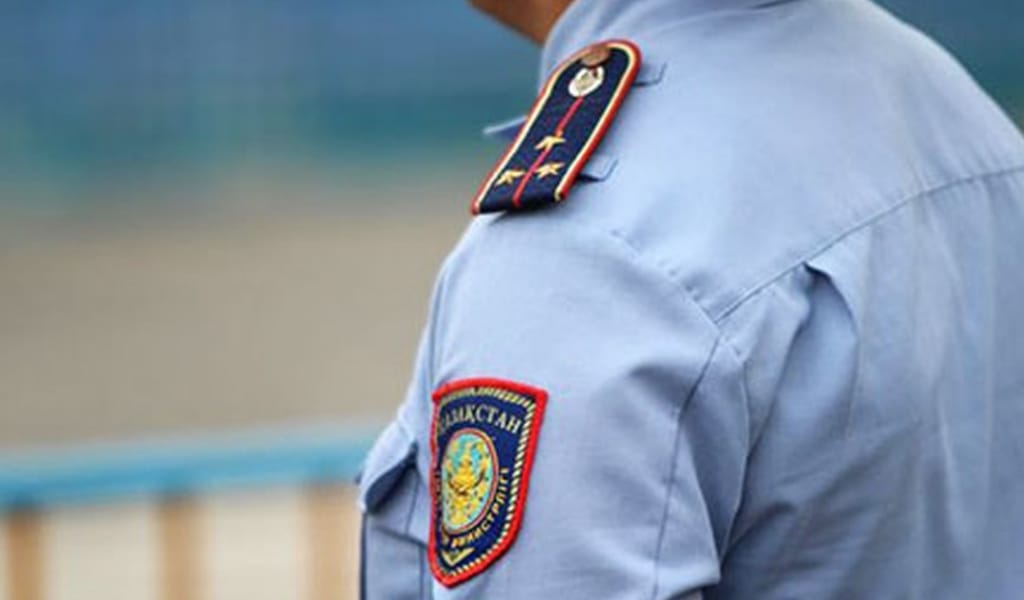 Полиция ұсталған журналисті шешіндіріп тінту процесін неліктен видеоға түсіргенін түсіндірді