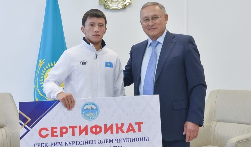 Бейбіт Исабаев жастар арасындағы Әлем чемпионы Исхар Құрбаевқа құрмет көрсетті