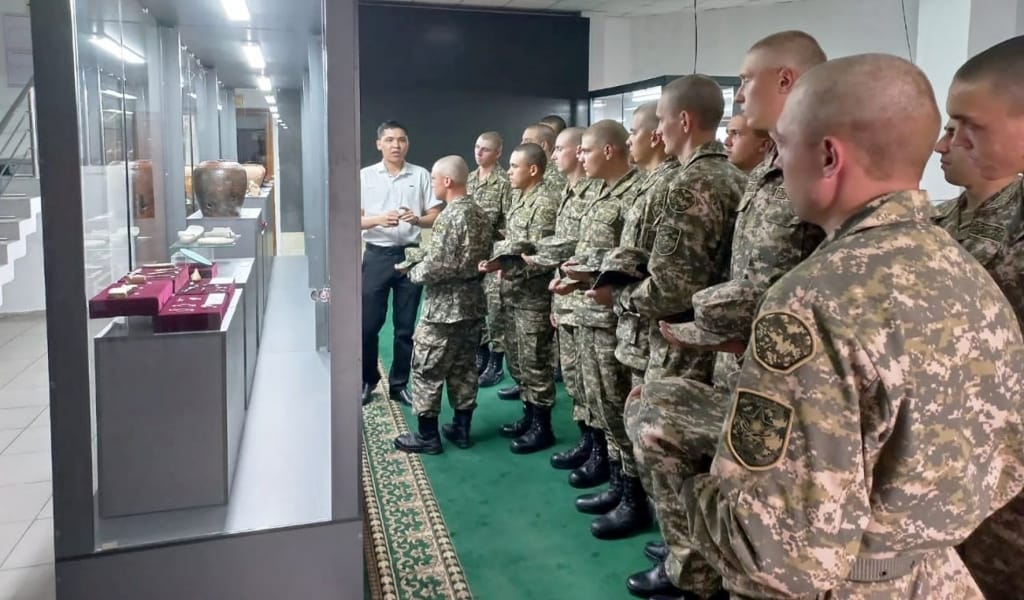 Сарбаздар мұражайды тамашалады