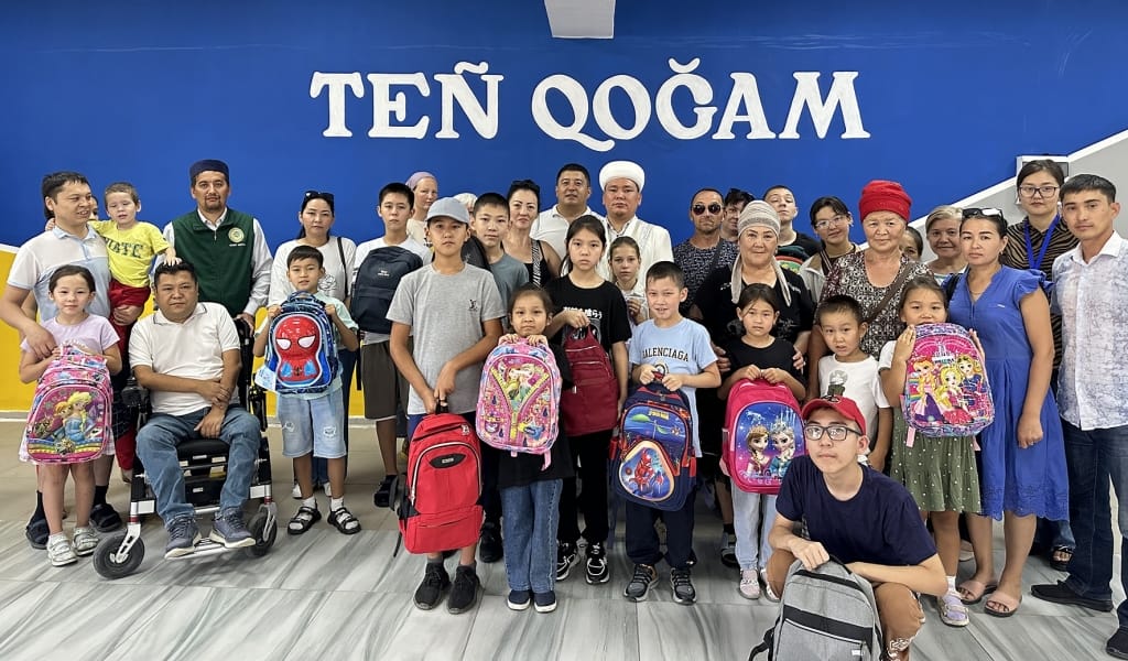 &laquo;TEN QOGAM&raquo; орталығы&nbsp;27 оқушыға сөмке табыстады