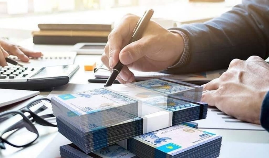 Жетісу облысында шенеунік әр жүк көлігінен 50 мың теңгеден алып отырған