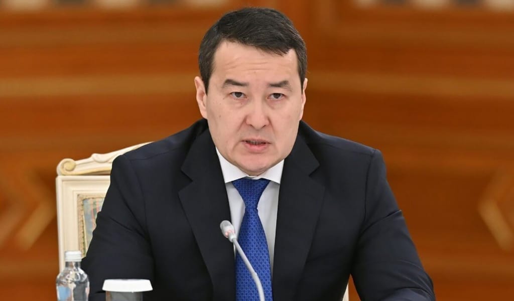 Премьер-министр Әлихан Смайылов есеп беріп жатыр