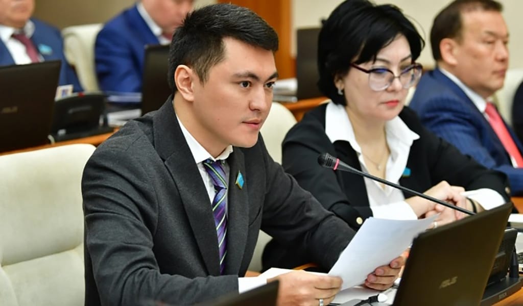 Депутат жастардың далада қалу қаупі жоғары екенін айтты
