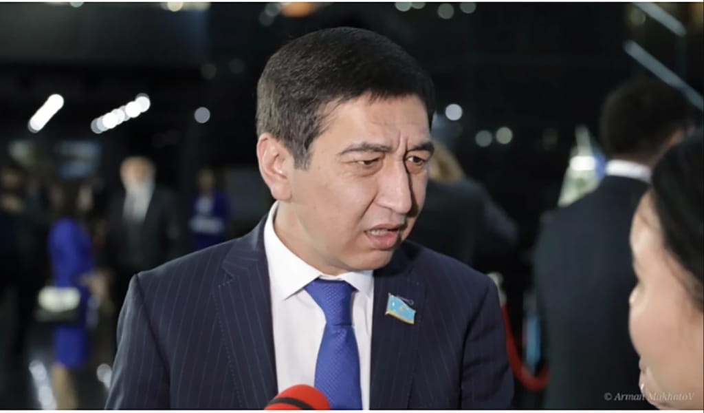 "Ең төменгі жалақы 300 мың болуы керек". Ринат Зайытов миллиондаған премия алатын басшыларға шүйлікті