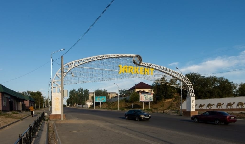 "Балалар үшін қорқамыз": Жетісу облысында оқушылар кешкі 8 жарымға дейін оқуға мәжбүр