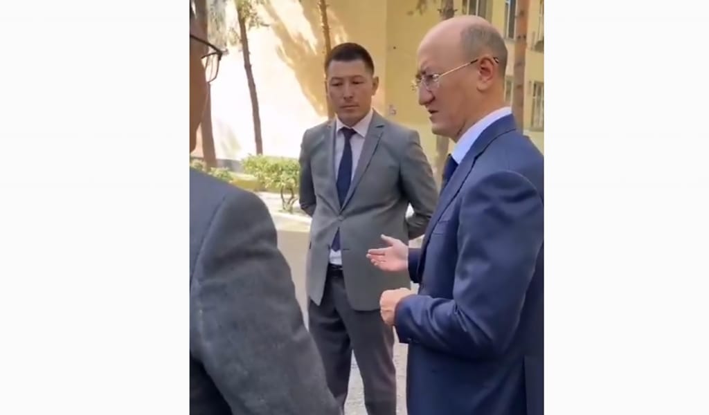 Күзетші прокурорды мектепке кіргізбей қойды