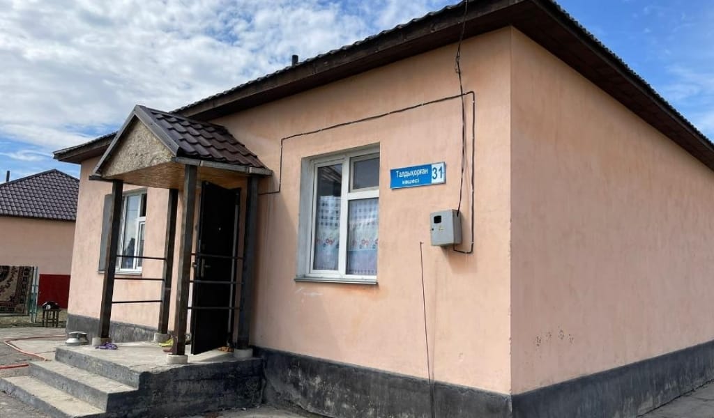 Ескелді ауданында су басудан зардап шеккен тұрғындар әкімдік сатып әперген үйлерге қоныстана бастады