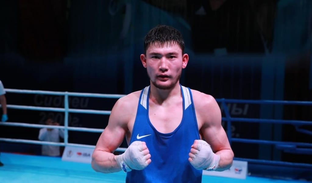 Қазақстан боксшысы өз салмағындағы фаворитті жеңіп, ширек финалға шықты