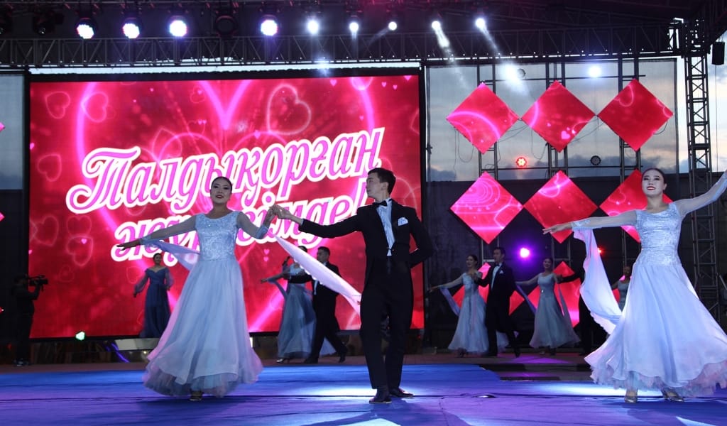 Талдықорғанда қала күніне арналған концерт «Жастар» саябағында өтті